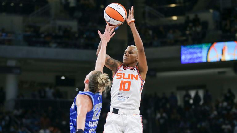 CHICAGO, IL - SEPTEMBER 08: Connecticut Sun guard Courtney Williams (10) shoots the ball over Chicago Sky guard Courtney Vandersloot (22) during the second half in game 5 of the WNBA Semifinals between the Connecticut Sun and the Chicago Sky on September 8, 2022 at Wintrust Arena in Chicago, IL. Photo by Melissa Tamez/Icon Sportswire) (Icon Sportswire via AP Images)