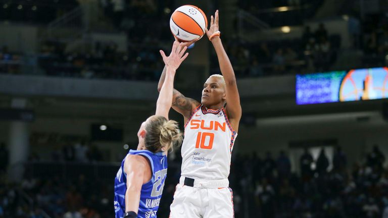 CHICAGO, IL - 8 DE SEPTIEMBRE: La guardia de Connecticut Sun, Courtney Williams (10), dispara el balón sobre la guardia de Chicago Sky, Courtney Vandersloot (22), durante la segunda mitad del juego 5 de las Semifinales de la WNBA entre Connecticut Sun y Chicago Sky el 8 de septiembre. 2022 en Wintrust Arena en Chicago, IL.  Foto de Melissa Tamez/Icon Sportswire) (Icon Sportswire vía AP Images)