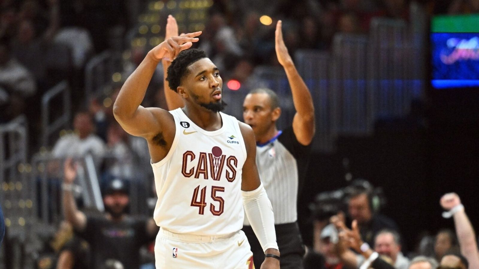 Donovan Mitchell splashes a buzzer beater three! NBA News Sky Sports