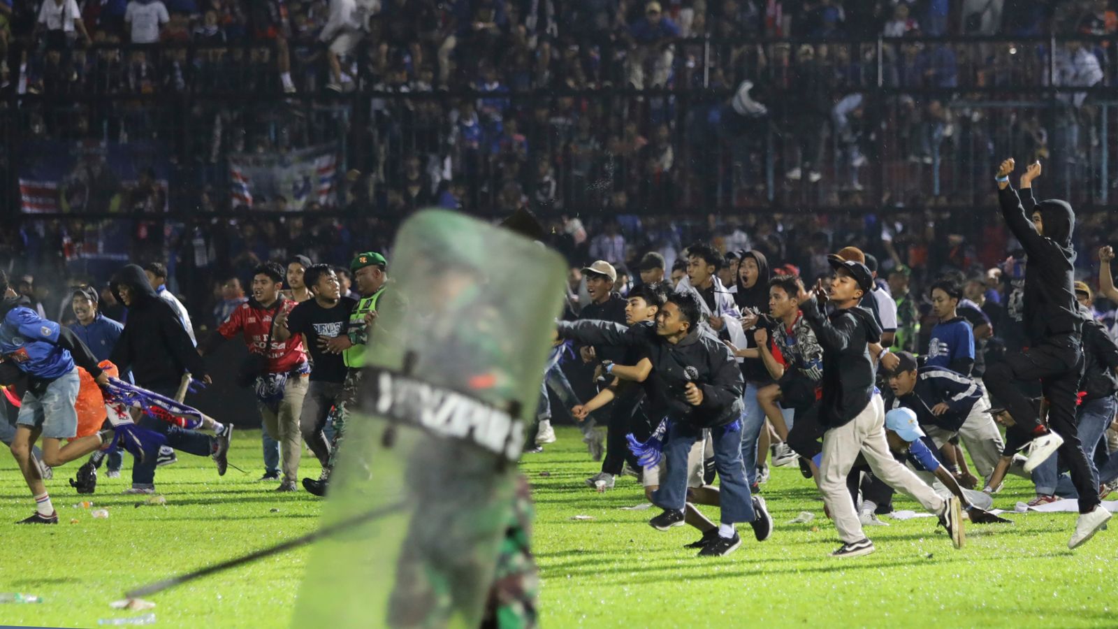 Indonesia: Al menos 174 personas muertas tras disturbios en un partido de fútbol |  Noticias de futbol