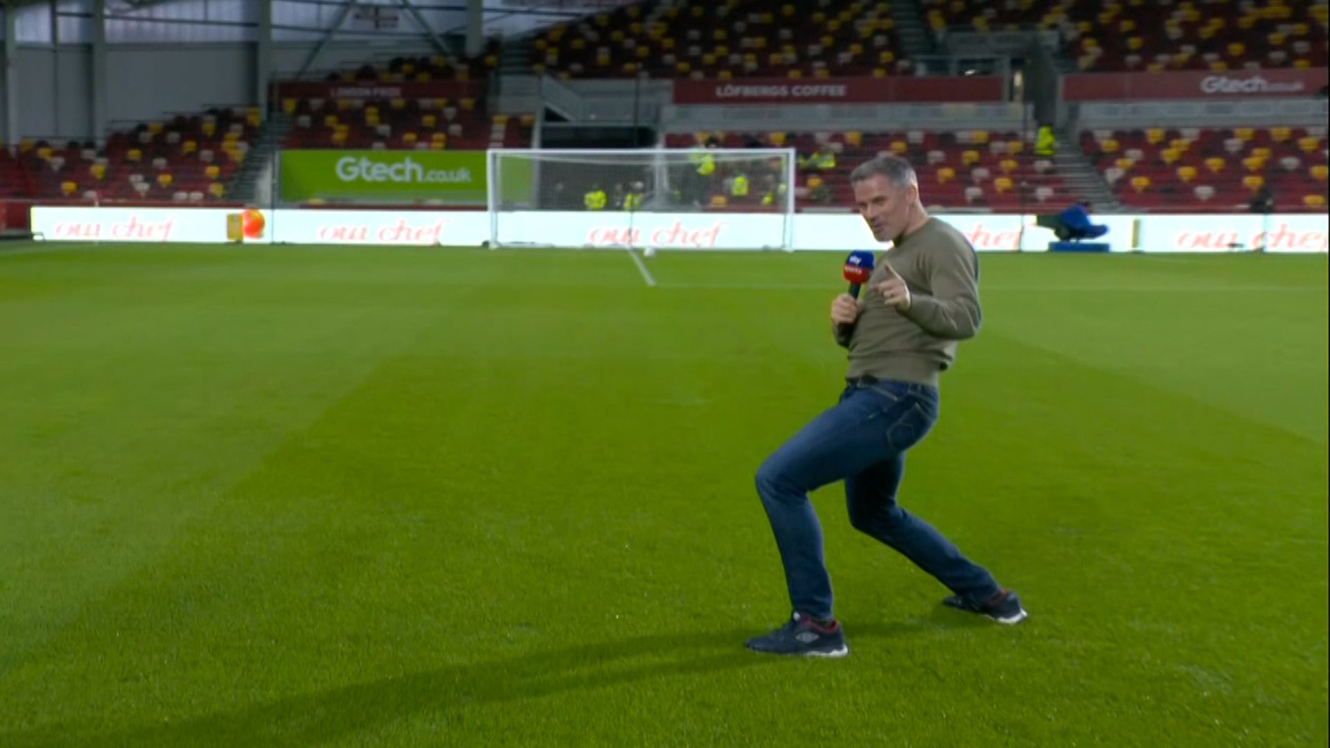 Neville vs Carra in the no bounce challenge!