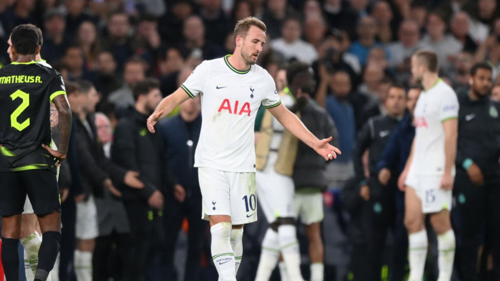 Tottenham 1-1 Sporting Lisbon: Harry Kane denied dramatic last-minute winner by VAR for offside | Football News | Sky Sports