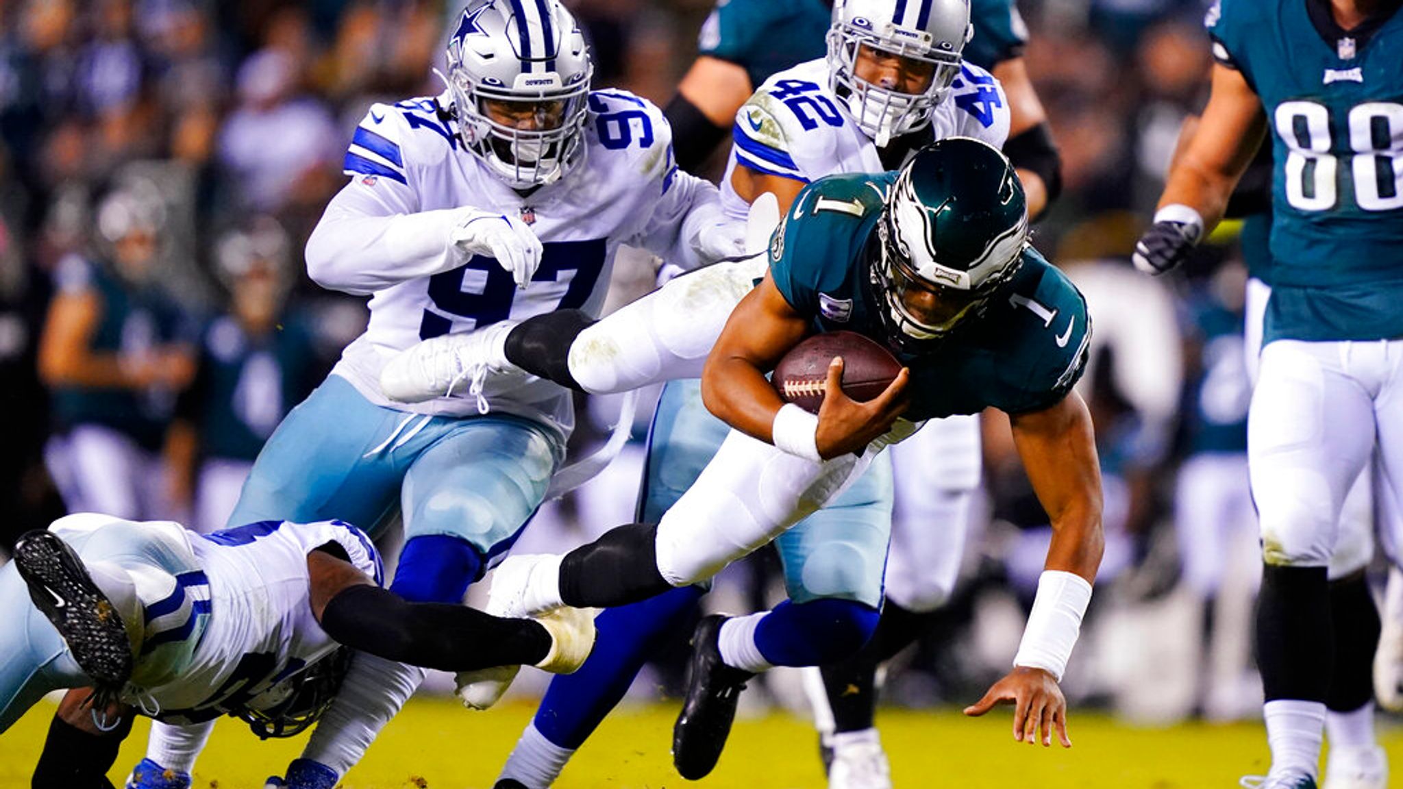 Eagles Remain Unbeaten as Jalen Hurts Outwits the Cowboy Pass Rush - The  New York Times