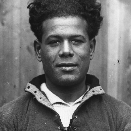 Leslie receives honorary cap