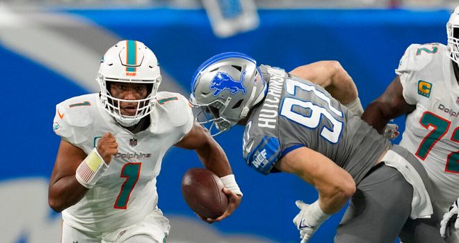 Carolina Panthers running back Christian McCaffrey (22) warms up before an NFL  football game against the Washington Football Team Sunday, Nov. 21, 2021,  in Charlotte, N.C. (AP Photo/Jacob Kupferman Stock Photo - Alamy