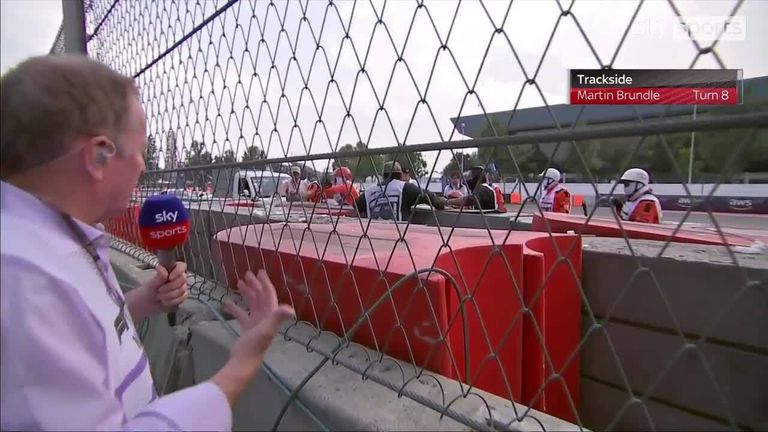 Martin Brundle berada di pinggir lintasan untuk mengarahkan pandangannya ke Tikungan 8, yang melihat pebalap Ferrari Charles Leclerc menabrak pembatas saat P2 di Meksiko.