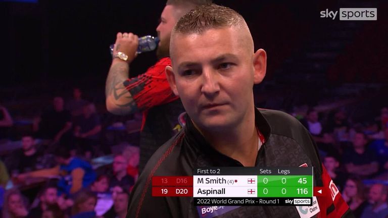 Nathan Aspinall comenzó su partido contra Michael Smith con un checkout de 116 en la primera ronda del Gran Premio Mundial.