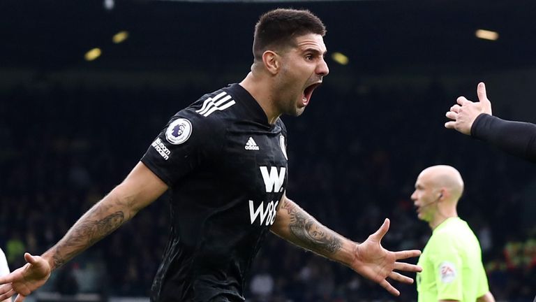 Selebrasi Aleksander Mitrovic setelah menyamakan kedudukan untuk Fulham di Elland Road