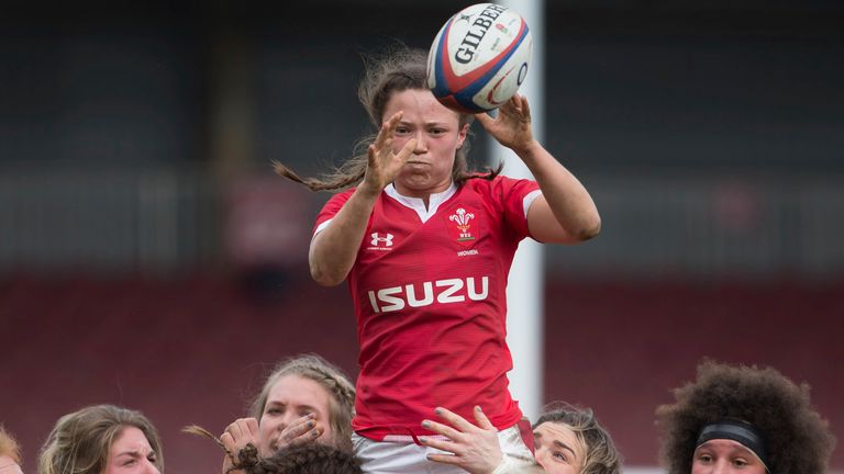 Alisha Butchers (Wales, 6) has caught an alley throw-in. Fourth matchday of the Women's Six Nations 2020 rugby tournament
