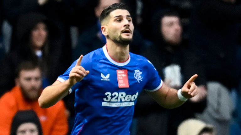 Rangers'  Antonio Colak marque pour porter le score à 1-1