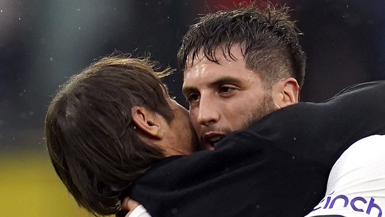 Antonio Conte, directeur de Tottenham Hotspur, et Rodrigo Bentancur s'embrassent après le match de la Premier League au Vitality Stadium de Bournemouth.  Date de la photo : samedi 29 octobre 2022.