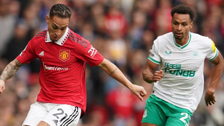 Antony de Manchester United défie le ballon avec Jacob Murphy de Newcastle