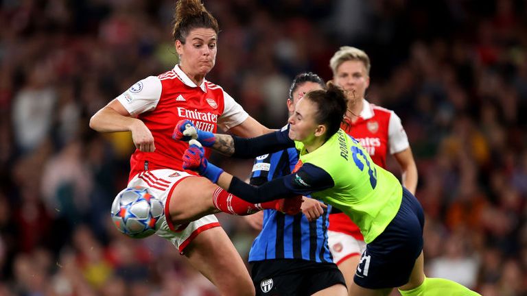 Jen Beattie of Arsenal is challenged by Lourdes Romero of FC Zurich 