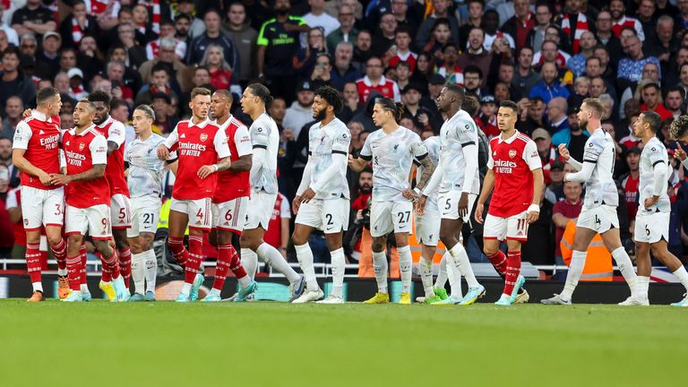 Pemain Arsenal Gabriel Jesus menarik rekan setimnya Granit Xhaka saat para pemain dari kedua belah pihak saling bertarung selama pertandingan Liga Premier antara Arsenal dan Liverpool