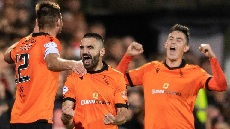 Dundee United merayakan gol pertama Aziz Behich