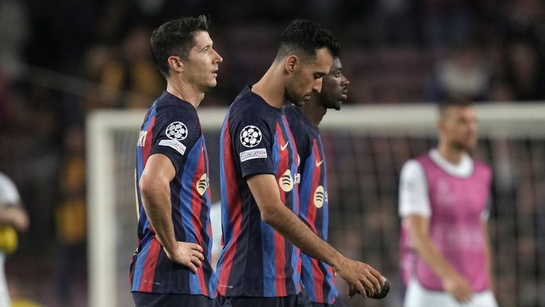 Barcelona&#39;s Robert Lewandowski, Sergio Busquets and Ousmane Dembele leave the field after the Champions League draw with Inter Milan