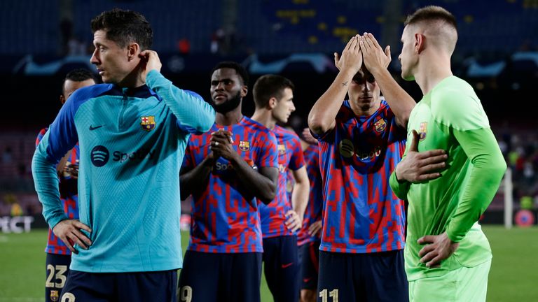 Para pemain Barcelona menunjukkan kekecewaan mereka setelah peluit akhir melawan Bayern Munich
