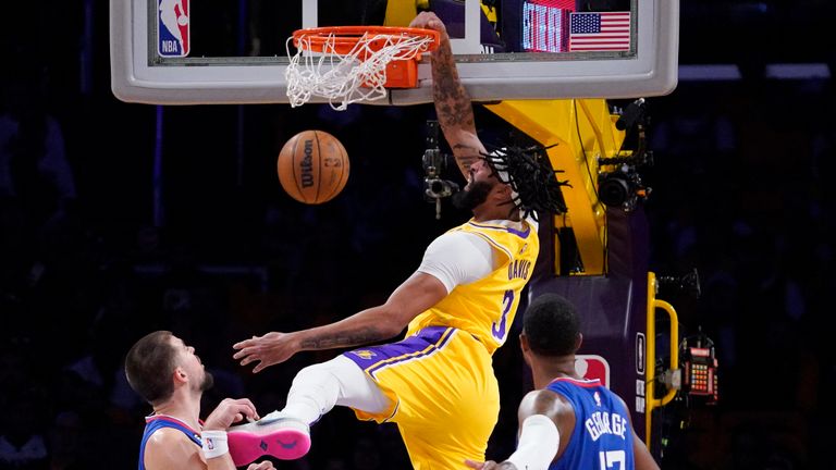 Anthony Davis made an emphatic finish at the rim as the Lakers moved level against Los Angeles rivals the Clippers in the early stages.