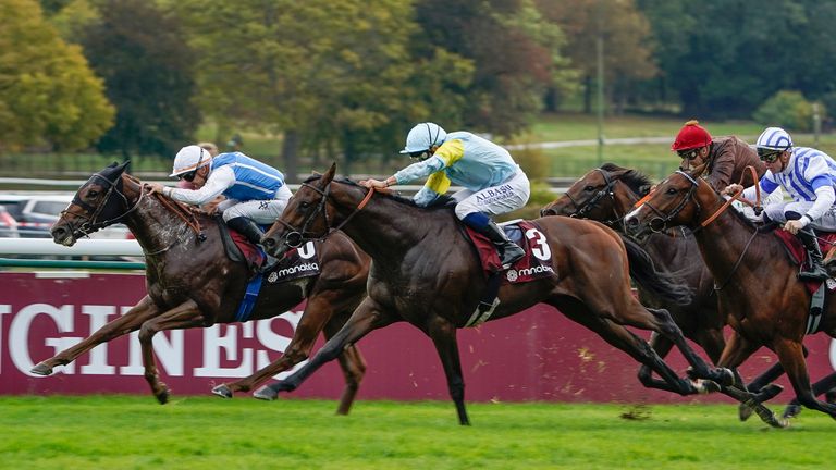 Belbek (azul claro, lado cercano) se levanta debajo de Mickael Barzalona para ganar el mGroup One Qatar Prix Jean-Luc Lagardere