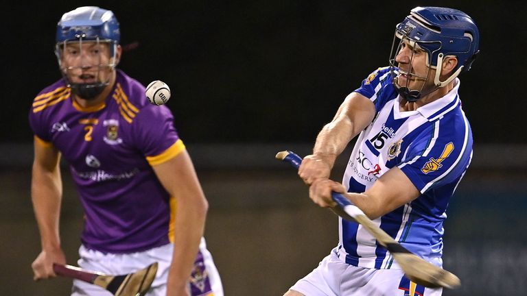 8 October 2022; Paul Ryan of Ballyboden St Enda's shoots under pressure from Brian Sheehy of Kilmacud Crokes during the Go Ahead Dublin County Senior Club Hurling Championship Semi-Final match between Kilmacud Crokes and Ballyboden St Enda's at Parnell Park in Dublin. Photo by Piaras .. M..dheach/Sportsfile