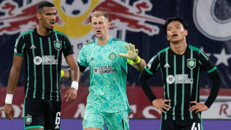 Moritz Jens, Joe Hart e Rio Hatt del Celtic sembrano frustrati dopo che l'RB Leipzig ha segnato contro di loro nella partita di Champions League.