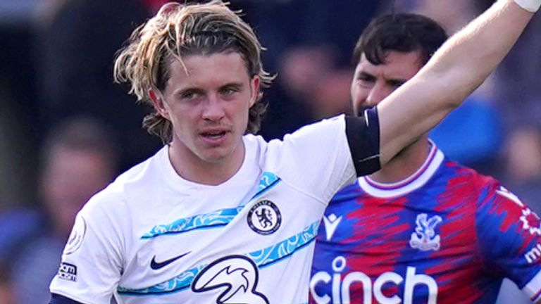 Conor Gallagher, quien estuvo cedido en el Crystal Palace la temporada pasada, celebra después de anotar un gol de la victoria tardío para el Chelsea en Selhurst Park.