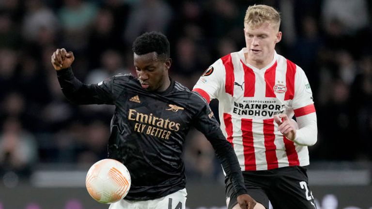 Eddie Nketiah of Arsenal takes on Jarrad Branthwaite of PSV