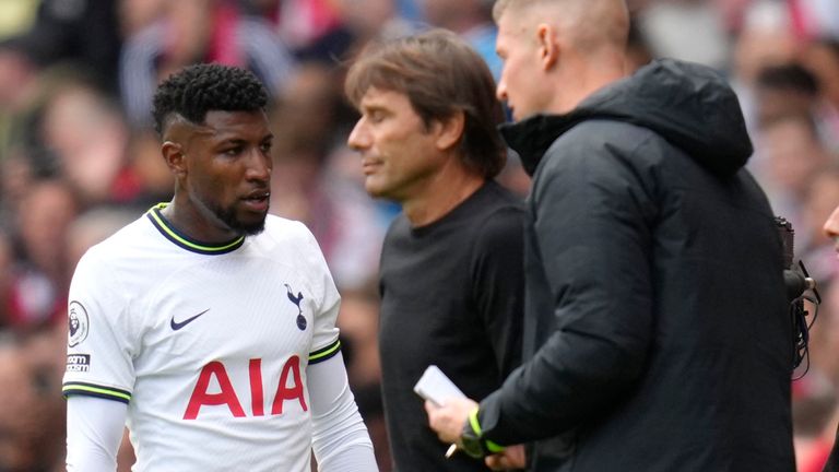 Emerson Royal del Tottenham sale del campo después de que le mostraran una tarjeta roja