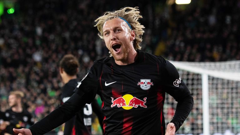 Emil Forsberg merayakan kemenangan atas Leipzig 2-0 