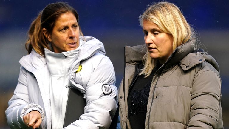 Asisten pelatih Chelsea Denise Reddy (kiri) akan membantu menjalankan tim di Emma Hayes'  ketiadaan