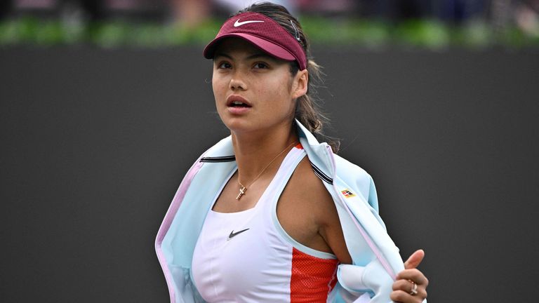 Emma Raducanu de Gran Bretaña llega para su partido contra Magda Linette de Polonia durante el partido de cuartos de final femenino en el Campeonato Abierto de Tenis de Corea en Seúl el 23 de septiembre de 2022. (Foto de Anthony WALLACE / AFP) (Foto de ANTHONY WALLACE /AFP vía Getty Images)