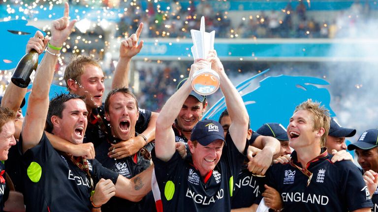 England&#39;s captain Paul Collingwood holds his team&#39;s trophy as they celebrate their victory over Australia and winning the Twenty20 Cricket World Cup tournament