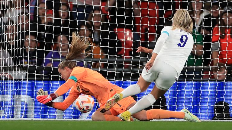 Anglická fotbalová reprezentace Lauren Hemp vstřelil svůj první gól zápasu během mezinárodního přátelského zápasu, který se konal na stadionu Wembley v Londýně.  Datum focení: pátek 7. října 2022.