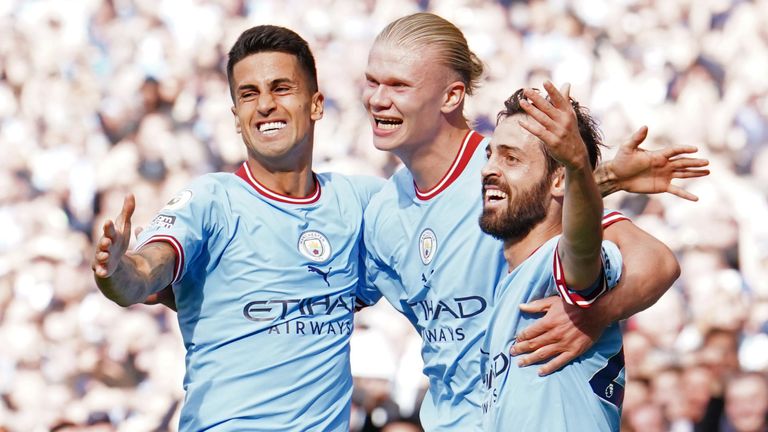 Erling Haaland celebra con Bernardo Silva y Joao Cancelo tras marcar el tercer gol del Manchester City
