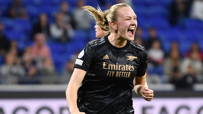 Frida Maanum celebra tras marcar el segundo gol del Arsenal ante el Lyon