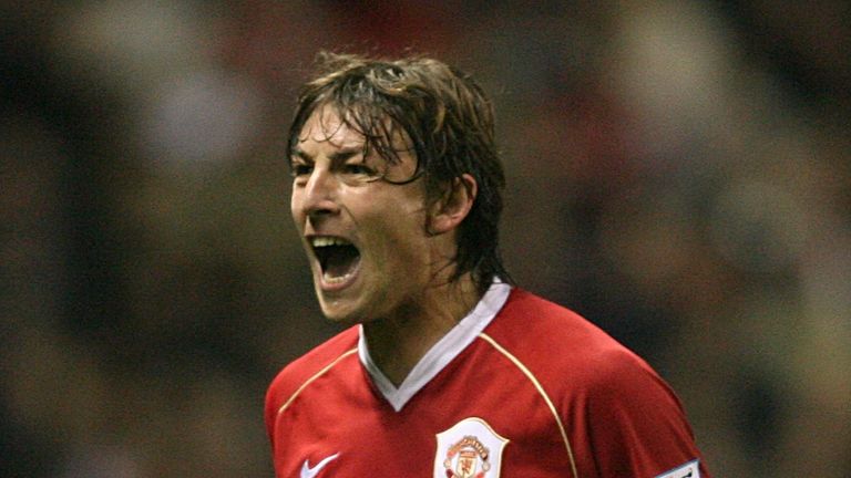 Gabriel Heinze playing for Manchester United in 2006