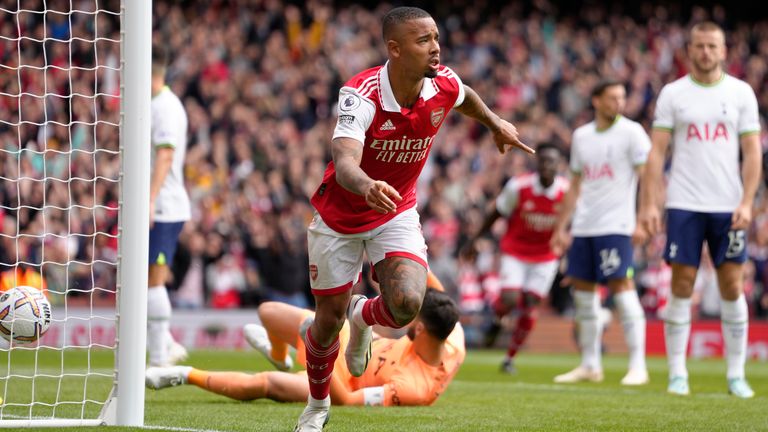 Gabriel Jesus festeggia l'Arsenal dopo aver segnato il secondo gol della sua squadra