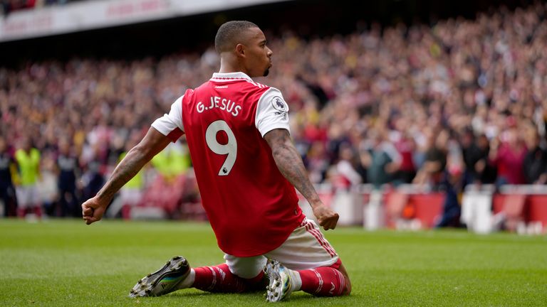 Gabriel Jesus festeggia l'Arsenal dopo aver segnato il secondo gol della sua squadra