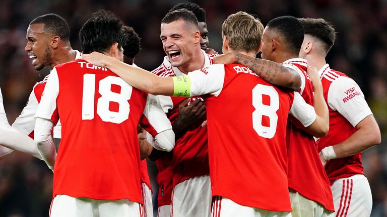 Granit Xhaka của Arsenal ăn mừng với các đồng đội sau khi ghi bàn vào lưới PSV