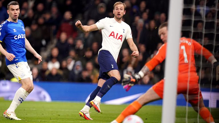 Harry Kane scores in Spurs' 5-0 win over Everton