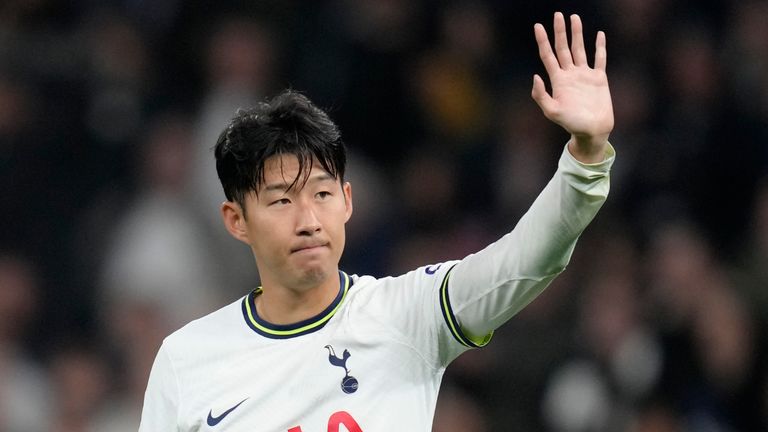 Heung-Min Son melambai kepada penggemar setelah mencetak dua gol dalam kemenangan 3-2 Tottenham atas Eintracht Frankfurt