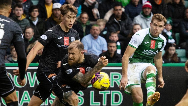 EDINBURGH, SCOTLAND - OCTOBER 29: Hibs are awarded a penalty after Chris Cadden's shot hit the arm of Richard Tait during a cinch Premiership match between Hibernian and St Mirren at Easter Road, on October 29, 2022, in Edinburgh, Scotland.  (Photo by Paul Devlin / SNS Group)