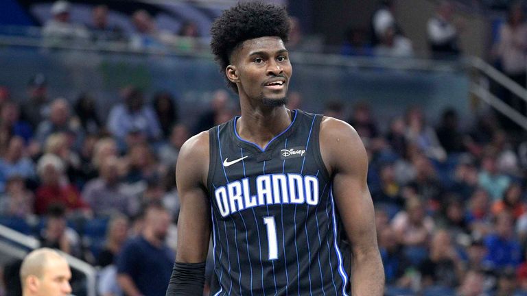 El alero de Orlando Magic, Jonathan Isaac, disputa una llamada con los árbitros durante un choque en 2019: hasta ahora ha tenido una carrera en la NBA muy propensa a las lesiones.