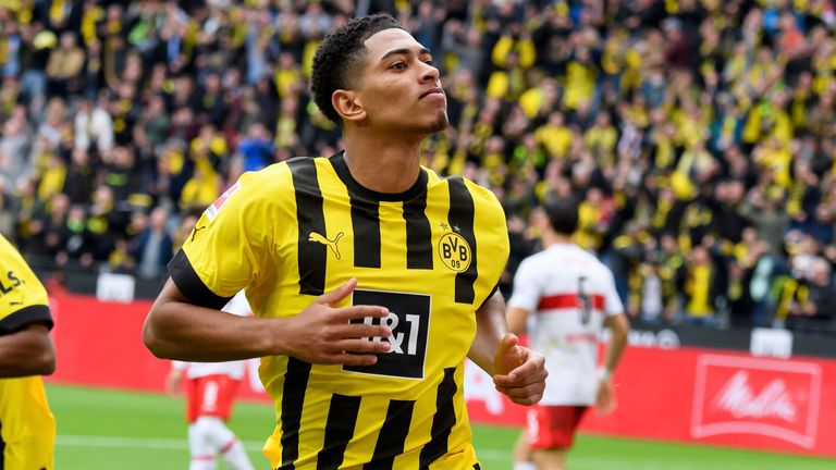 Jude Bellingham merayakan untuk Dortmund setelah mencetak gol melawan Stuttgart