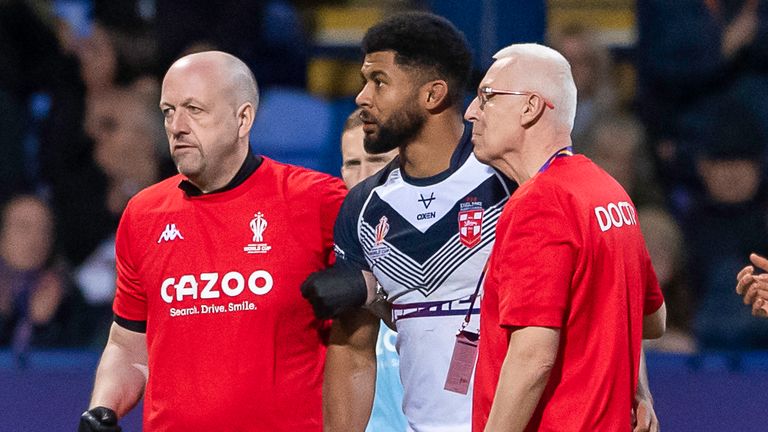 Picture by Allan McKenzie/SWpix.com - 22/10/2022 - Rugby League - Rugby League World Cup 2021 - England v France - University of Bolton Stadium, Bolton, England - England's Kallum Watkins leavces the field after injury.