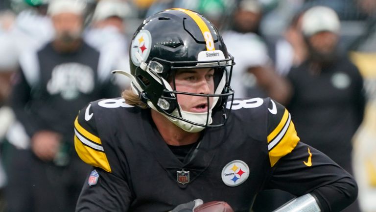 Pittsburgh Steelers quarterback Kenny Pickett (8) walks off the field after  an NFL football game, Sunday, Oct. 2, 2022, in Pittsburgh. The Jets won  24-20. (AP Photo/Don Wright Stock Photo - Alamy