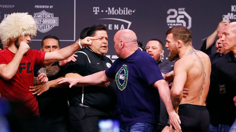哈比卜·努尔马戈梅多夫(左)指着康纳·麦格雷戈，两人在2018年10月5日星期五在拉斯维加斯举行的UFC 229综合格斗比赛的仪式称重中被拉开。(美联社图片/John Locher)