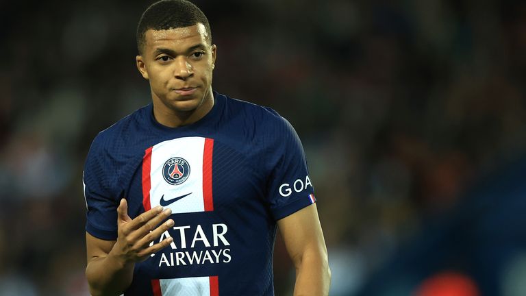 Kylian Mbappé del PSG durante el partido de fútbol de la Liga Uno de Francia entre Paris Saint-Germain y Niza en el Parc des Princes de París, el sábado 1 de octubre de 2022. (Foto AP/Aurelien Morissard)