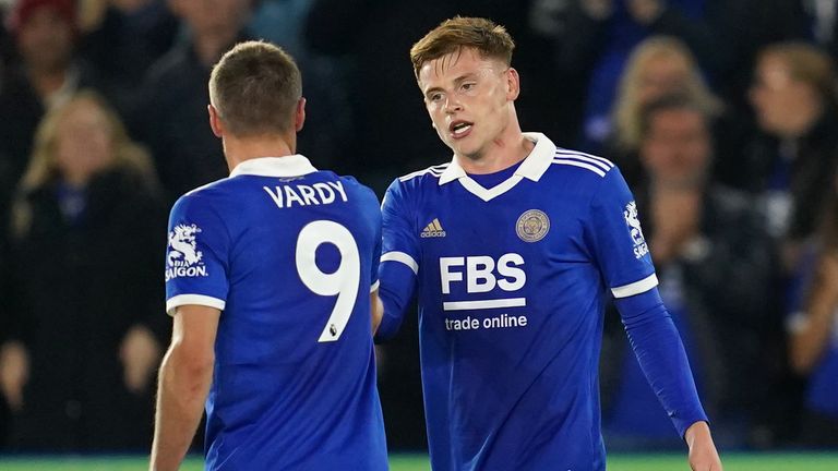 Harvey Barnes dari Leicester merayakan dengan rekan setimnya Jamie Vardy setelah mencetak gol ke gawang Leeds