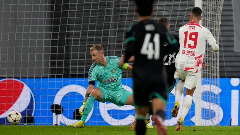 Andre Silva segna il secondo gol della sua squadra contro il Celtic